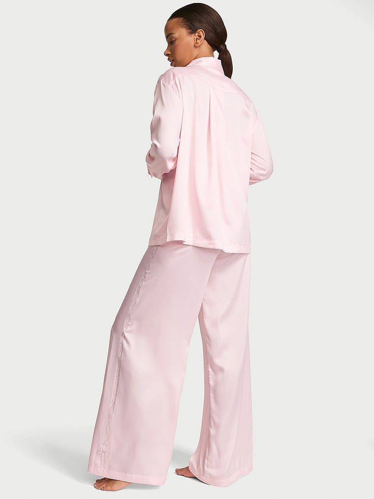 Pijamale din satin cu un logo lucios Signature Shine. Produsul este roz și provine din colecția Victoria's Secret.