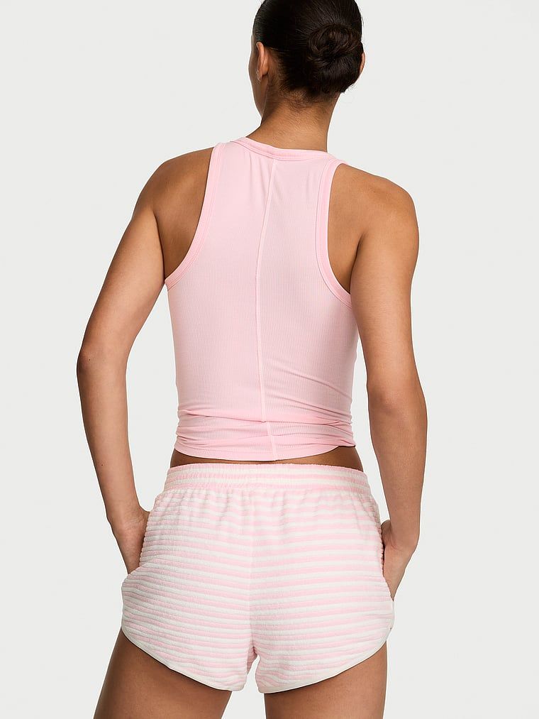 Pantaloni scurți micro Terry din bumbac. Produsul este modelat și provine din colecția Angel Essentials.