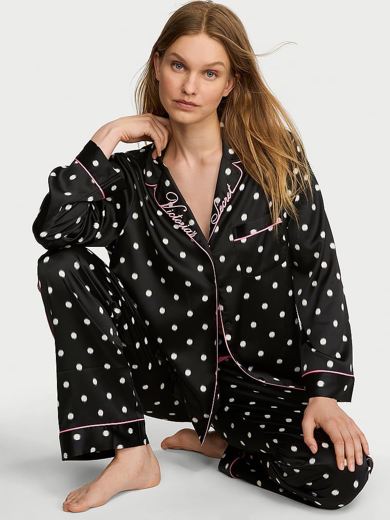 Pijamale din satin semnătură cu mâneci lungi. Produsul are o culoare cu model și provine din colecția Victoria's Secret.