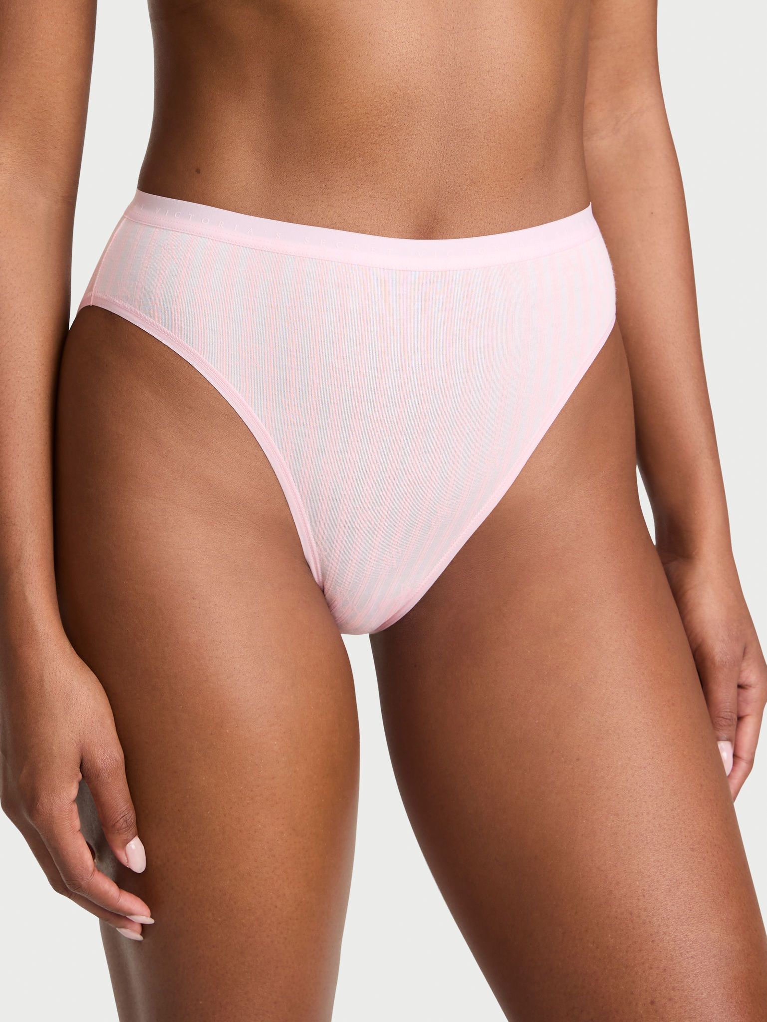 Chiloți din bumbac High-Leg Slip cu picioare înalte. Produsul este modelat și provine din colecția Victoria's Secret.