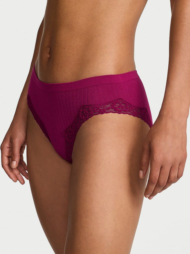 Chiloți cu dantelă pe margini Seamless Rib Hiphugger. Produsul este roz și provine din colecția Body by Victoria.
