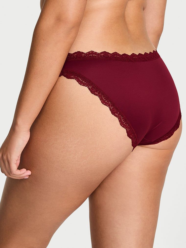 Chiloți din dantelă pe marginile bikinilor cu dantelă. Produsul este de culoare roșie și provine din colecția Dream Angels.