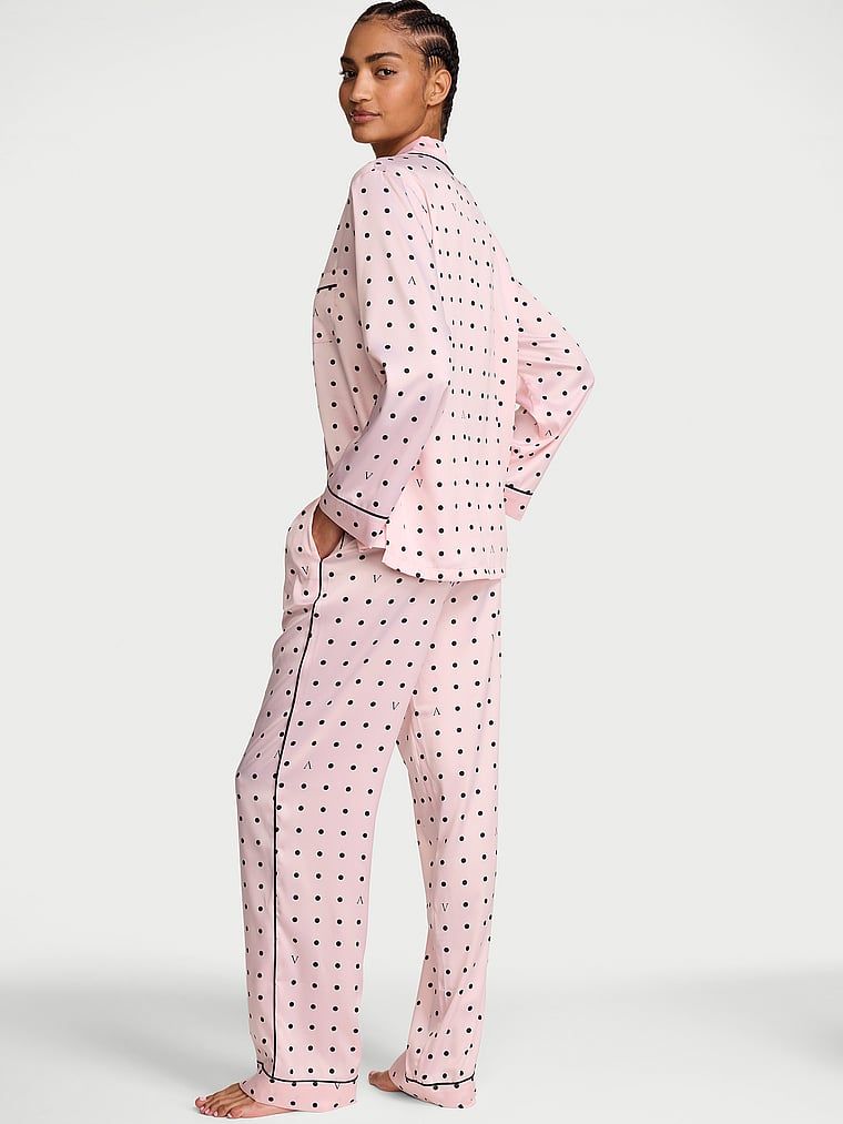 Pijamale semnătură din satin cu mâneci lungi. Produsul are o culoare cu model și provine din colecția Victoria's Secret.