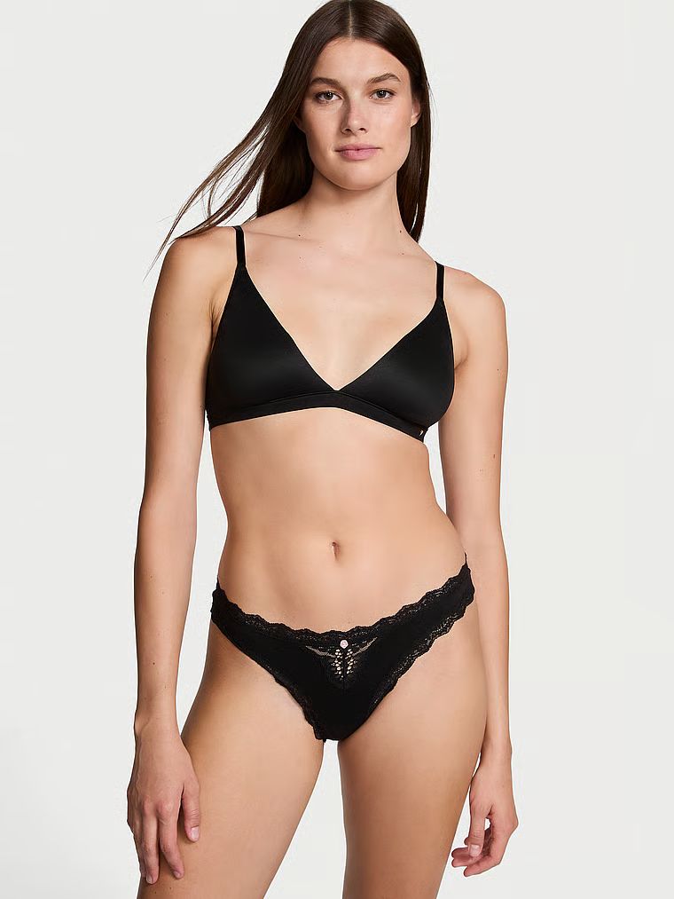 Tanga cu garnitură din dantelă. Produsul este negru și provine din colecția Dream Angels.