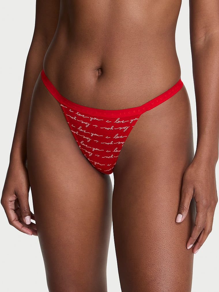 Tanga de bumbac elastic. Produsul este modelat și provine din colecția Victoria's Secret.