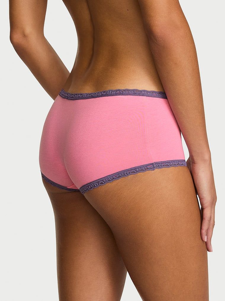 Pantaloni scurți de bumbac cu dantelă pe margini: Boyshort cu margini din dantelă. Produsul este roz și provine din colecția Lace Trim.