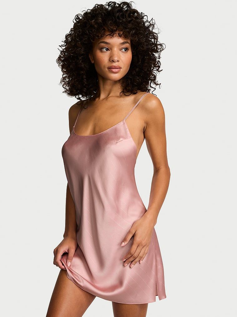 Cămașă de noapte din satin cu bretele subțiri care dezvăluie spatele Open-Back Slip. Produsul este auriu și provine din colecția Victoria's Secret.