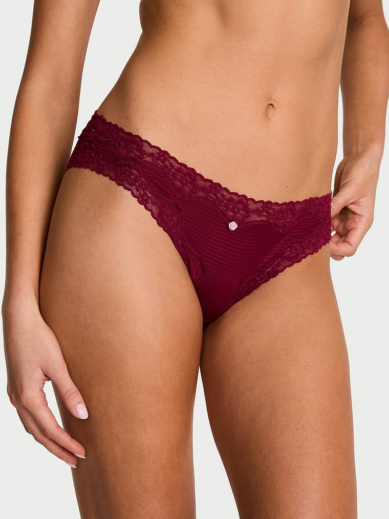 Chiloți de bumbac cu dungi cu dantelă pe marginile bikiniului. Produsul este de culoare roșie și provine din colecția Lace Trim.