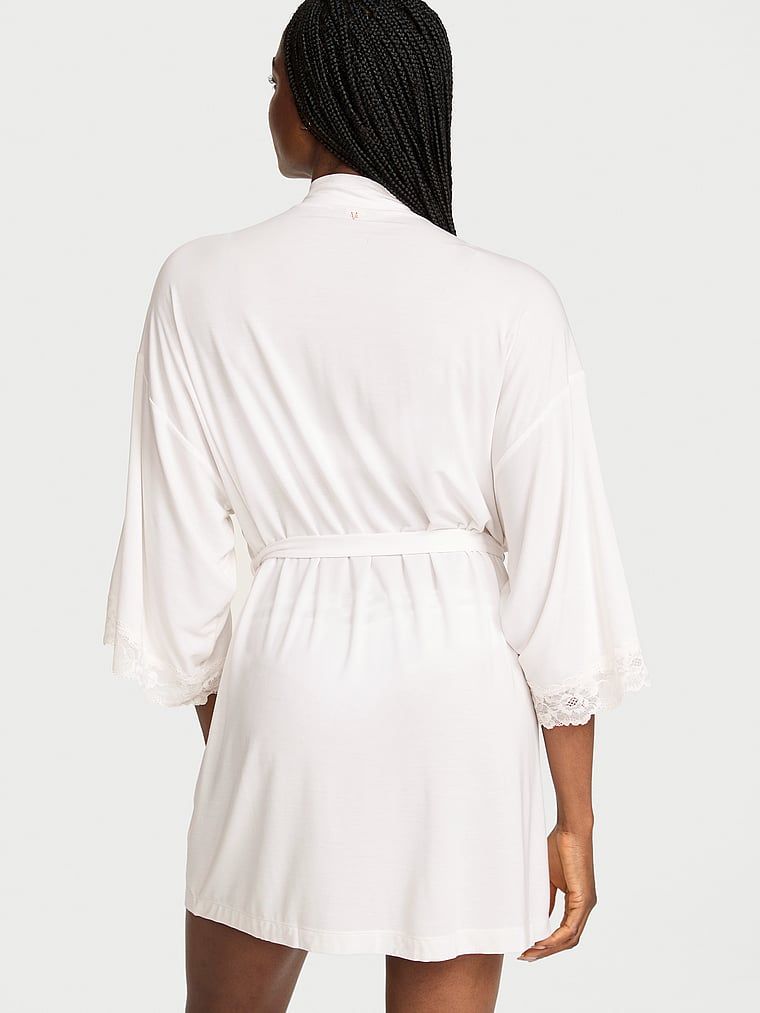 Halatul de baie făcut din SoSoft modal. Produsul este alb și provine din colecția Victoria's Secret.