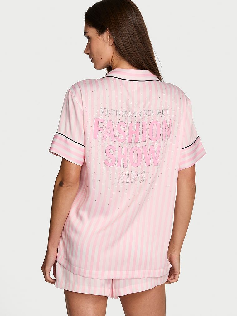 Pijamale scurte din satin Fashion Show 2026. Produsul are o culoare cu model și provine din colecția Victoria's Secret.