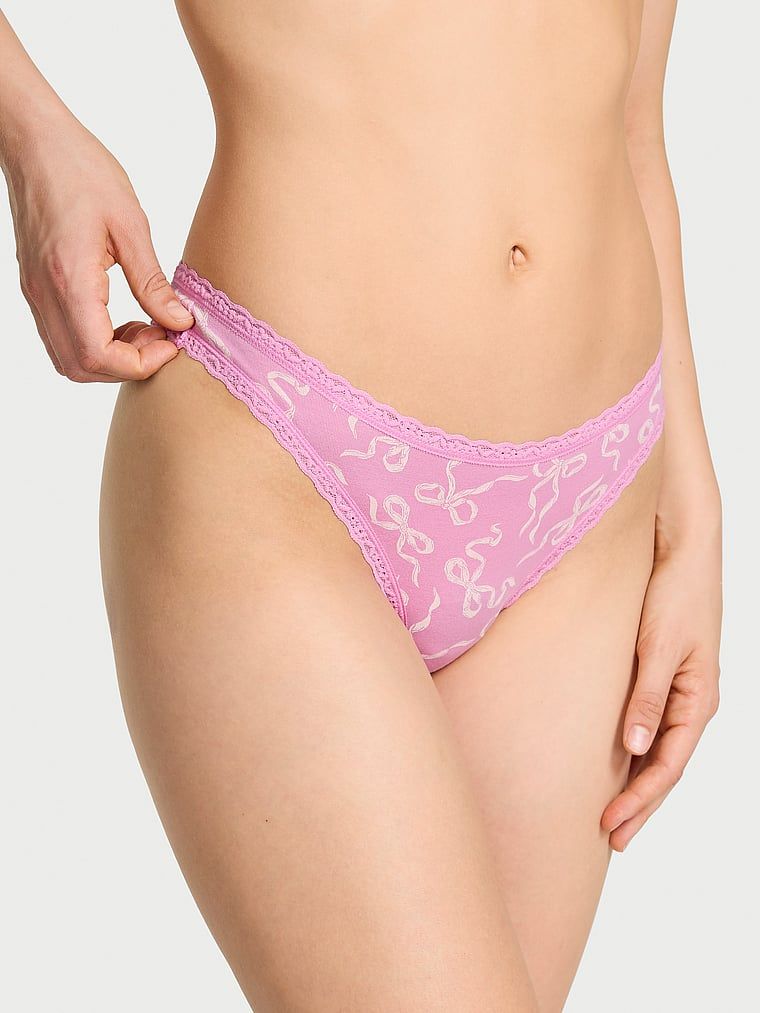 Tanga din bumbac cu dantelă pe margini dantelă-talie. Produsul este modelat și provine din colecția Lace Trim.
