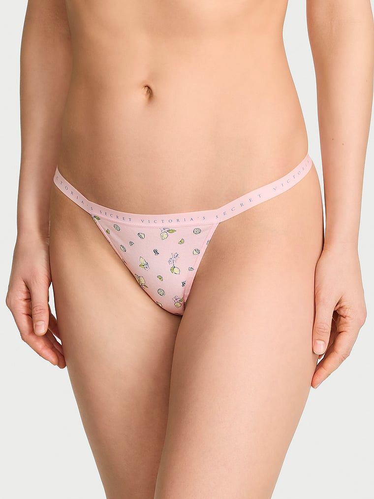 Tanga de bumbac elastic. Produsul este modelat și provine din colecția Victoria's Secret.