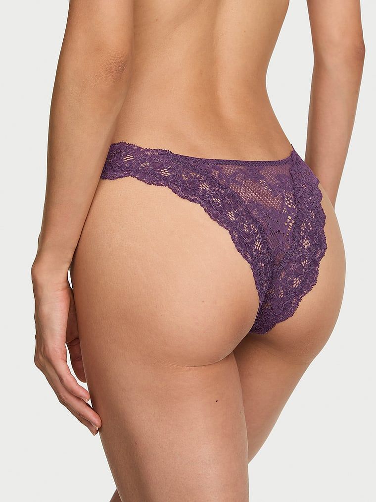 Chiloți brazilieni din dantelă. Produsul este de culoare mov și provine din colecția Dream Angels.