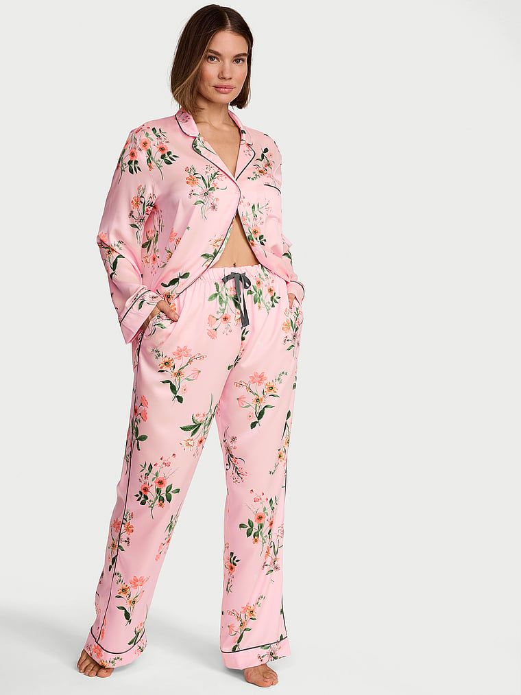 Pijamale din satin semnătură cu mâneci lungi. Produsul are un model floral și provine din colecția Victoria's Secret.