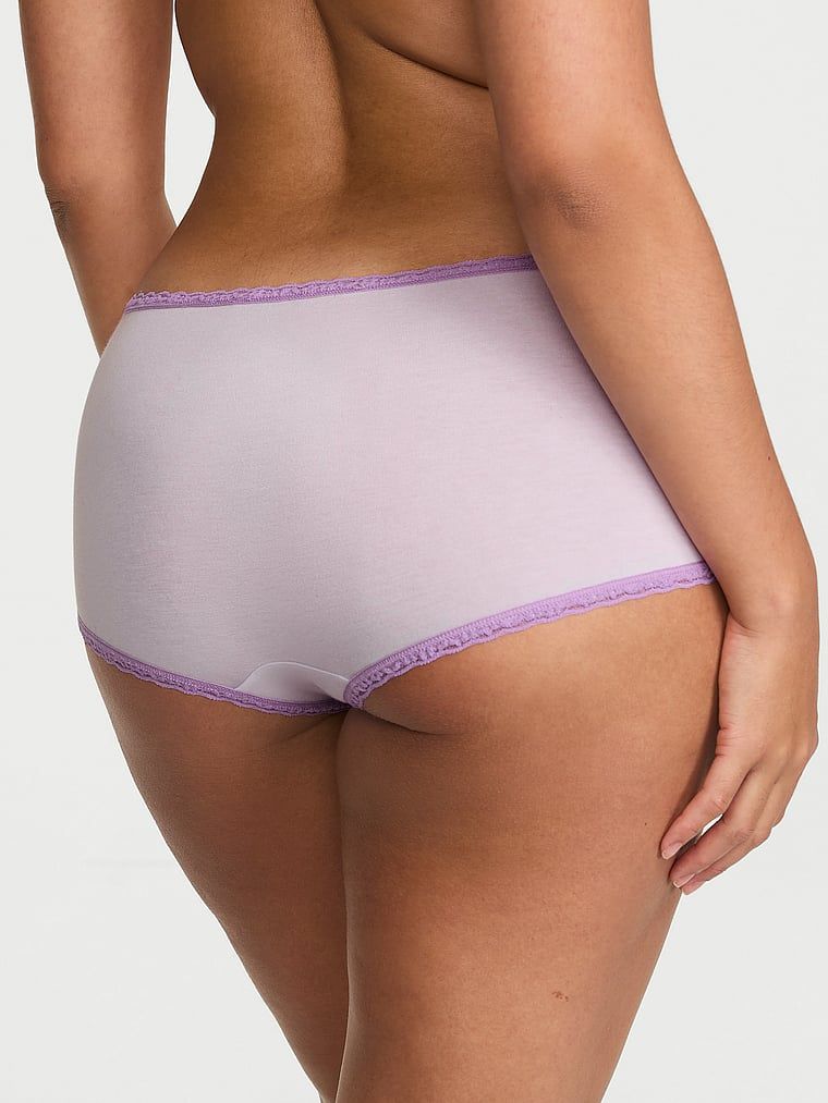 Pantaloni scurți de bumbac cu dantelă pe margini: Boyshort cu margini din dantelă. Produsul este de culoare mov și provine din colecția Lace Trim.