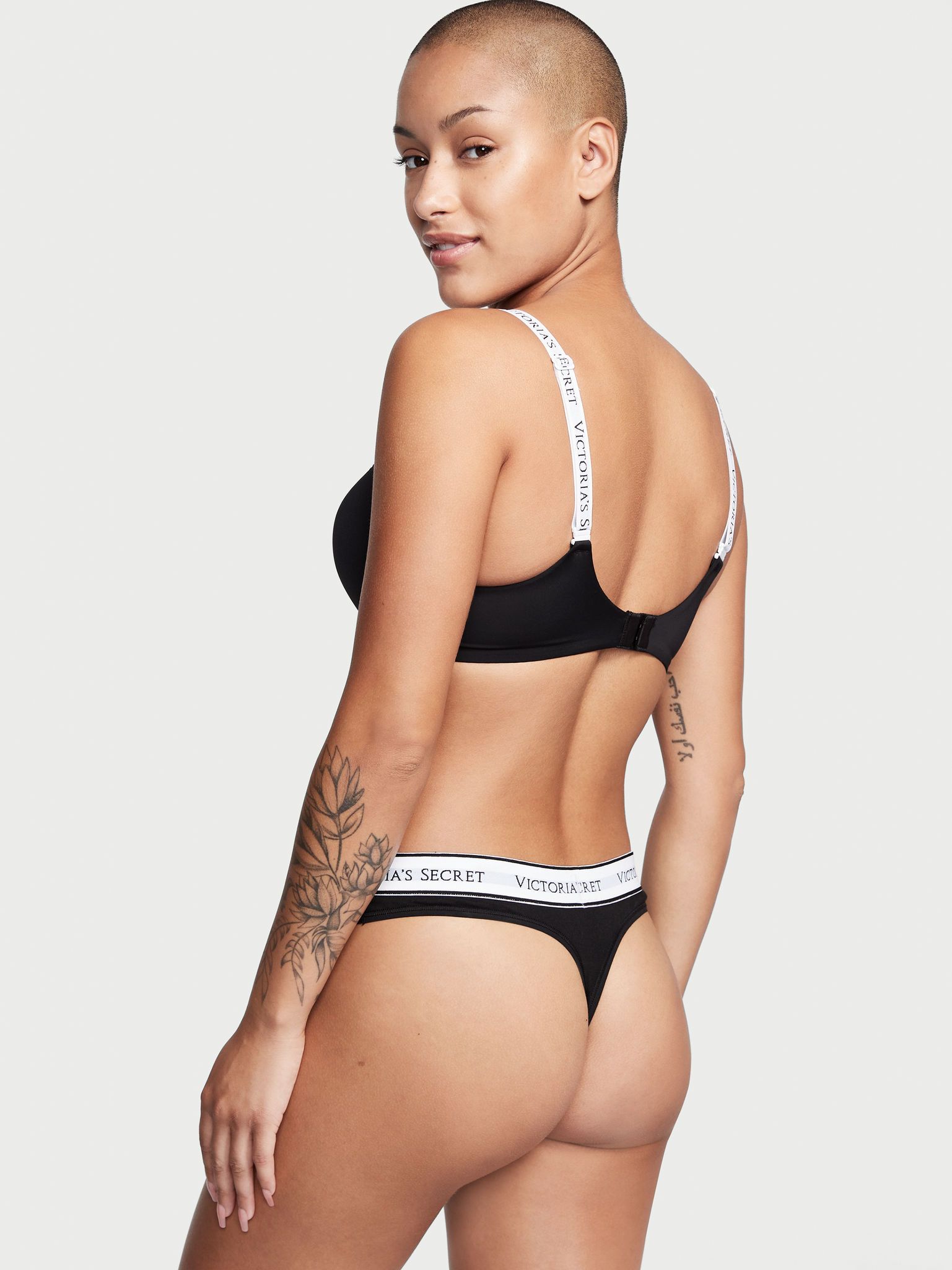 Tanga din bumbac cu logo în talie. Produsul este negru și provine din colecția Bumbac.