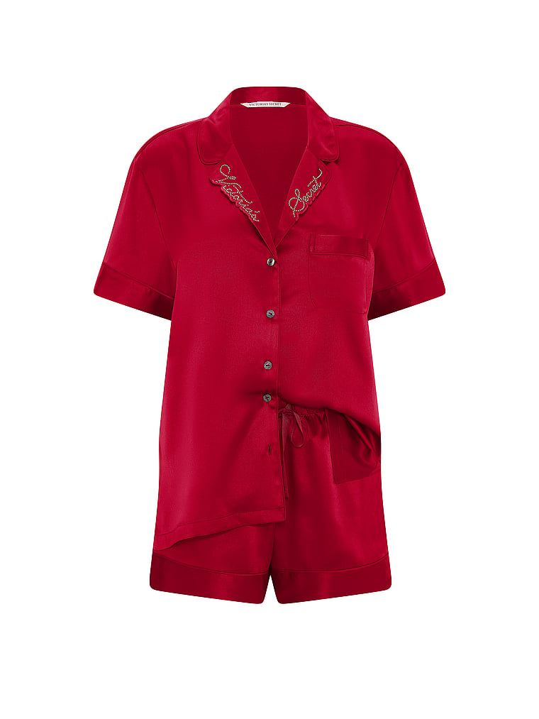 Pijamale de satin cu pantaloni scurți semnătură. Produsul este roșu și provine din colecția Victoria's Secret.
