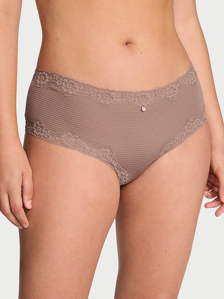 Chiloți din bumbac cu dungi și dantelă pe margini Obraznic. Produsul este de culoare maro și provine din colecția Lace Trim.