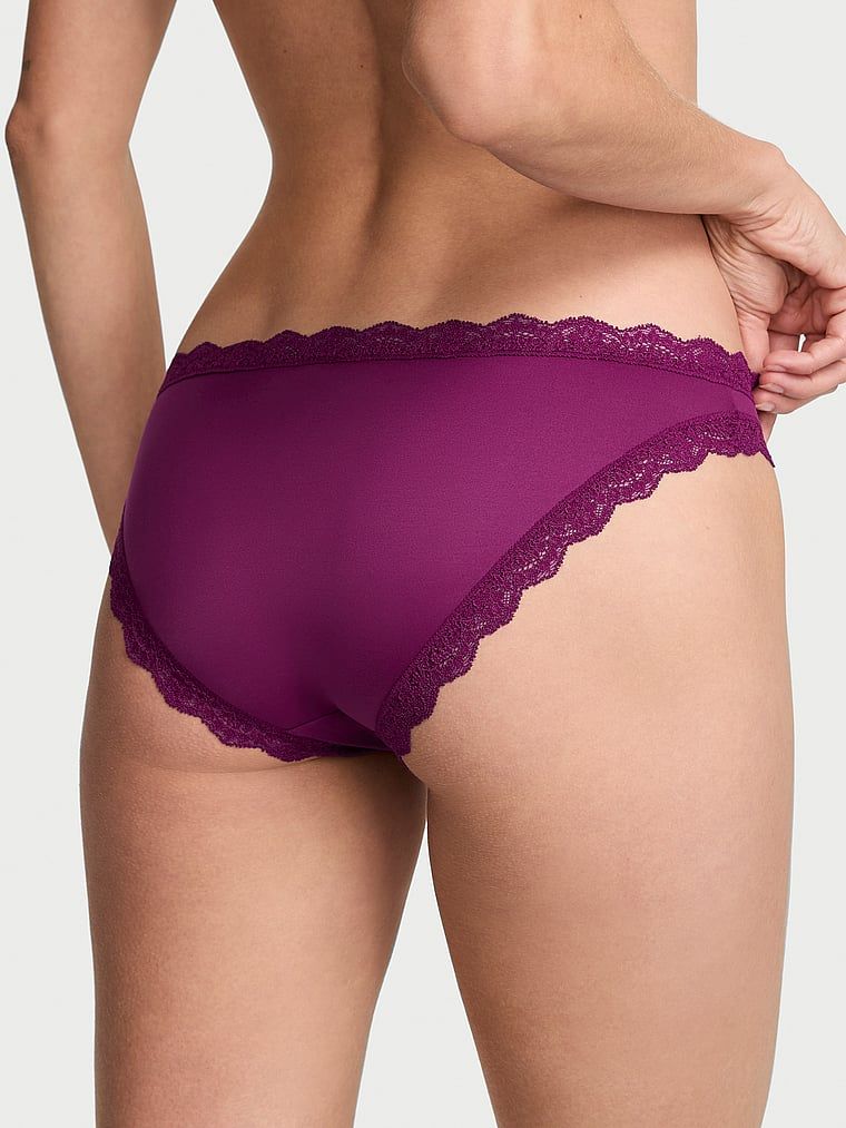 Chiloți din dantelă pe marginea bikiniului cu dantelă. Produsul este de culoare mov și provine din colecția Dream Angels.