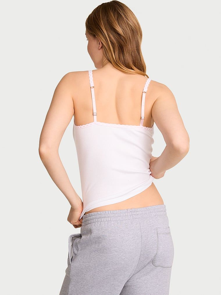 Topul de dormit din bumbac cu riburi cochete. Produsul este alb și provine din colecția Victoria's Secret.
