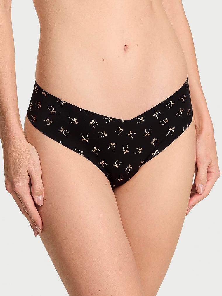 Tanga fără cusură. Produsul este modelat și provine din colecția No-Show.