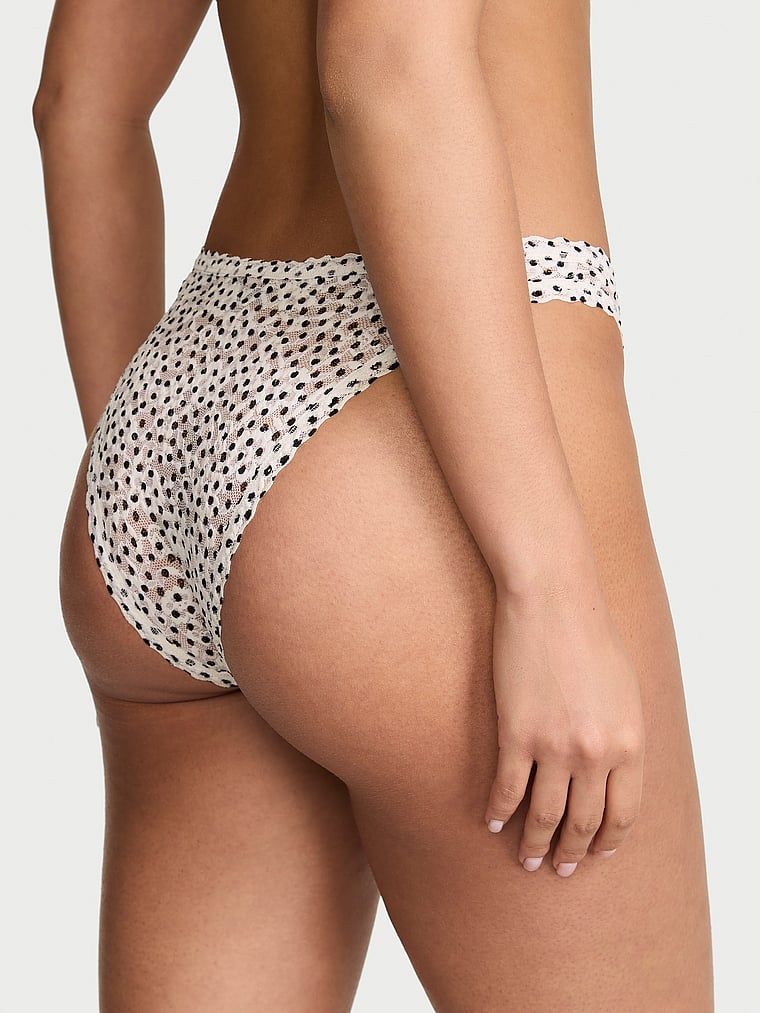 Chiloți din dantelă, dantelă anii '90. Produsul este modelat și provine din colecția Lacie.