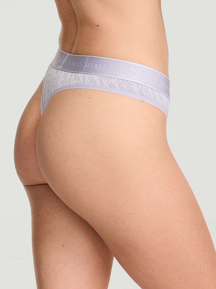 Tanga de bumbac cu logo la talie. Produsul este modelat și provine din colecția Bumbac.