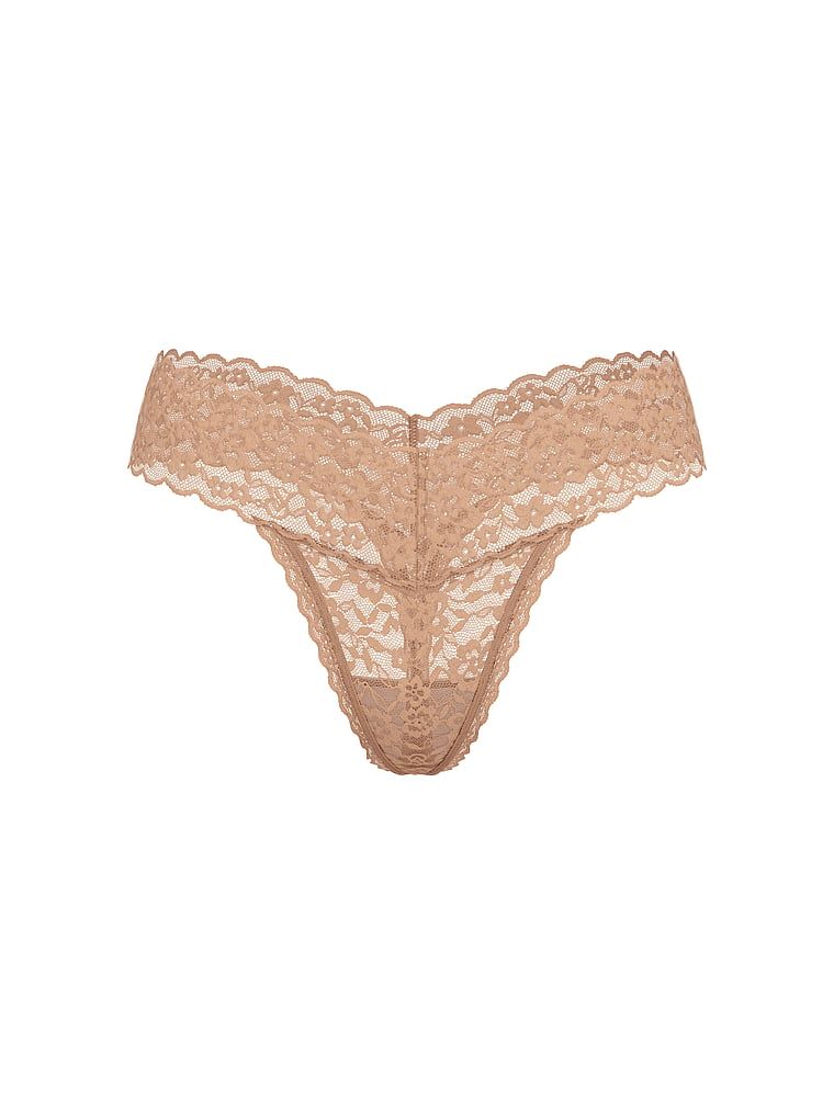 Tanga din dantelă cu flori. Produsul este bej și provine din colecția Lacie.