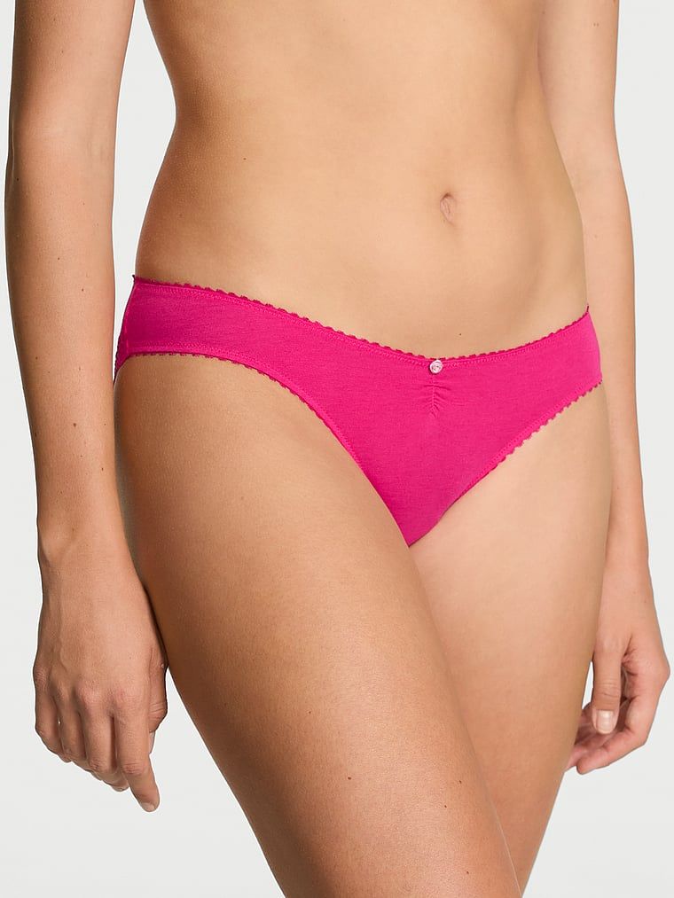 Chiloți din bumbac cu plasă la spatele bikiniului Heart Lace. Produsul este roz și provine din colecția Victoria's Secret.
