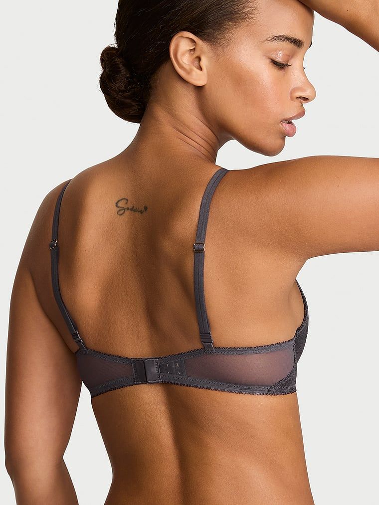 Sutien push-up cu inserții de dantelă cu decolț adânc. Produsul este de culoare gri și provine din colecția Very Sexy.