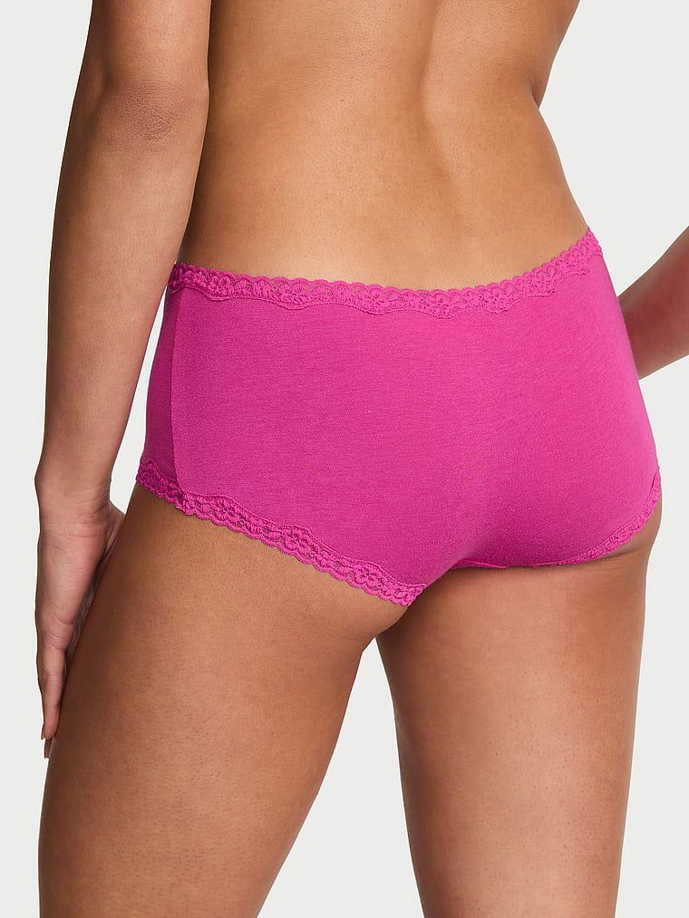 Pantaloni scurți de bumbac cu dantelă pe margini: Boyshort cu margini din dantelă. Produsul este roz și provine din colecția Lace Trim.