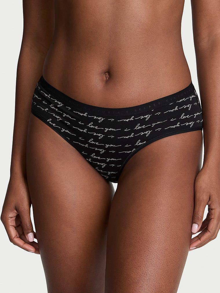 Chiloți din bumbac cu hiphugger. Produsul este modelat și provine din colecția Victoria's Secret.