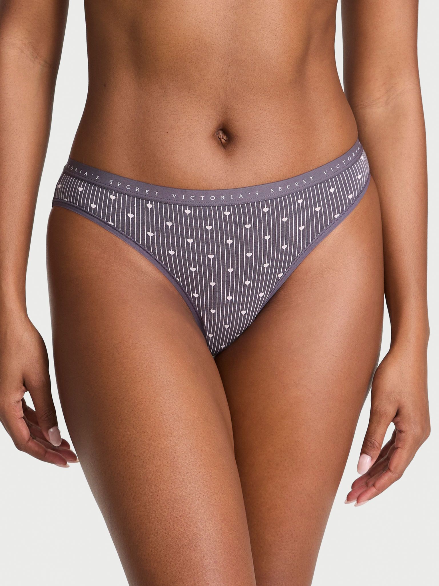 Chiloți de bikini din bumbac. Produsul este modelat și provine din colecția Victoria's Secret.