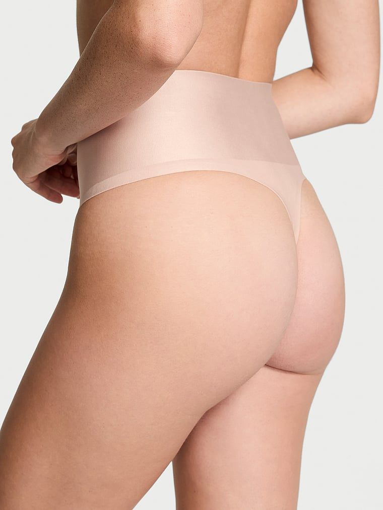 Tanga modelatoare cu talie înaltă Smoothing Shimmer. Produsul este bej și provine din colecția Body by Victoria.