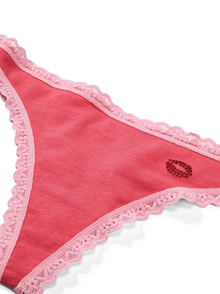 Tanga de bumbac cu dantelă pe margini: talie din dantelă. Produsul este roșu și provine din colecția Lace Trim.