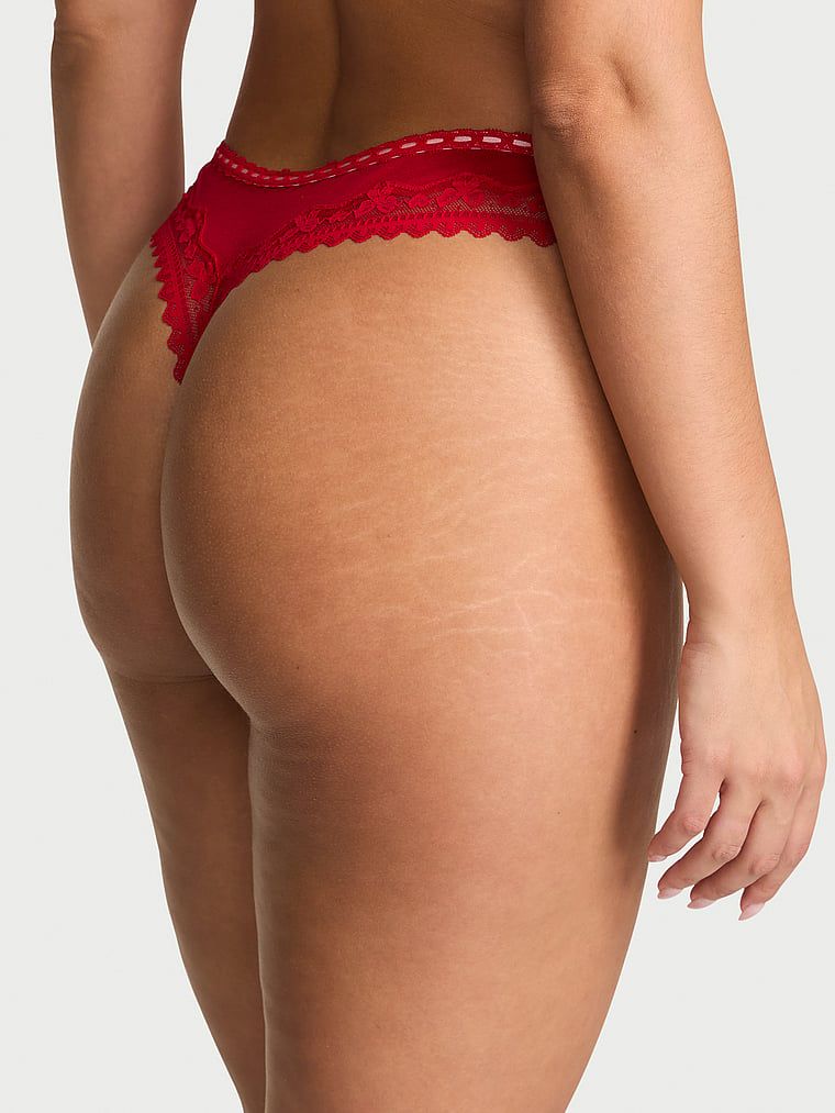 Tanga de bumbac cu margini de dantelă cu fundă. Produsul este roșu și provine din colecția Lace Trim.