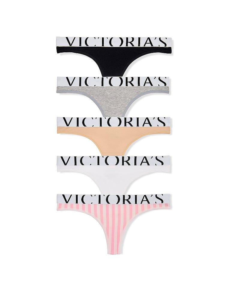 Set de tanga de bumbac cu logo-ul explodat - 5 piese. Produsul este modelat și provine din colecția Victoria's Secret.