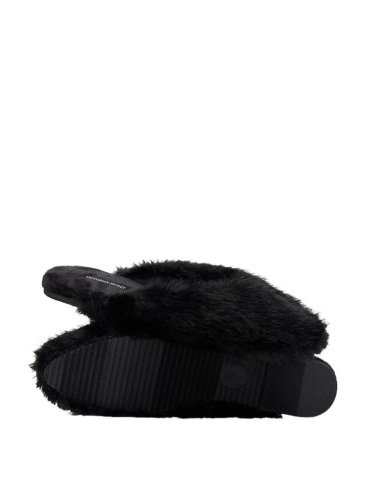Papuci cu blană artificială. Produsul este negru și provine din colecția Victoria's Secret.