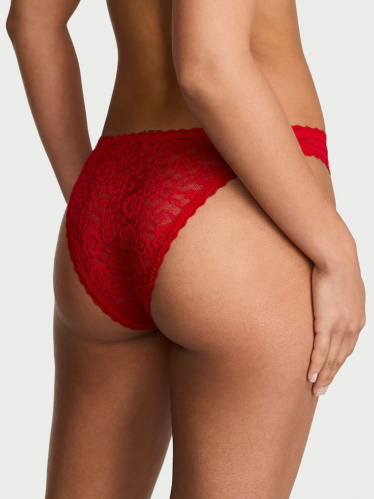 Chiloți din dantelă, dantelă anii '90. Produsul este roșu și provine din colecția Lacie.