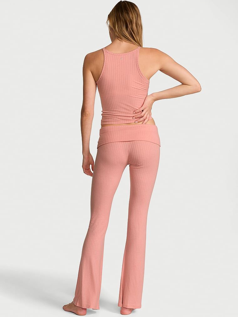 Set modal - top și pantaloni SoSoft. Produsul este roz și provine din colecția Victoria's Secret.