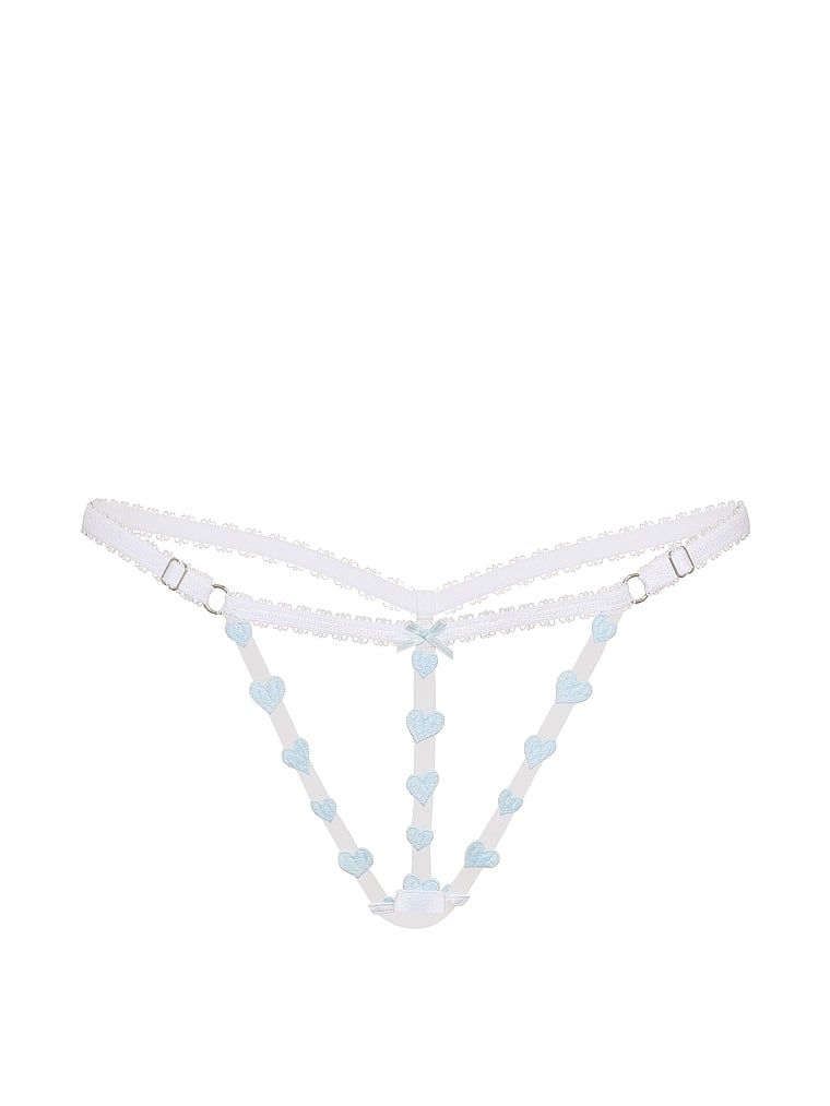 Tanga fără pas Tease Strappy Heart. Produsul este modelat și provine din colecția Victoria's Secret.