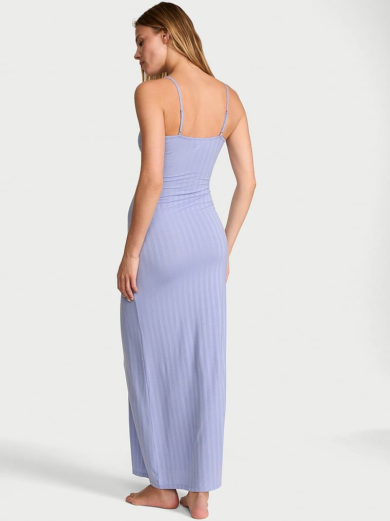 Rochie maxi lungă realizată din modal Ultra-Fine Slip. Produsul este de culoare mov și provine din colecția Victoria's Secret.