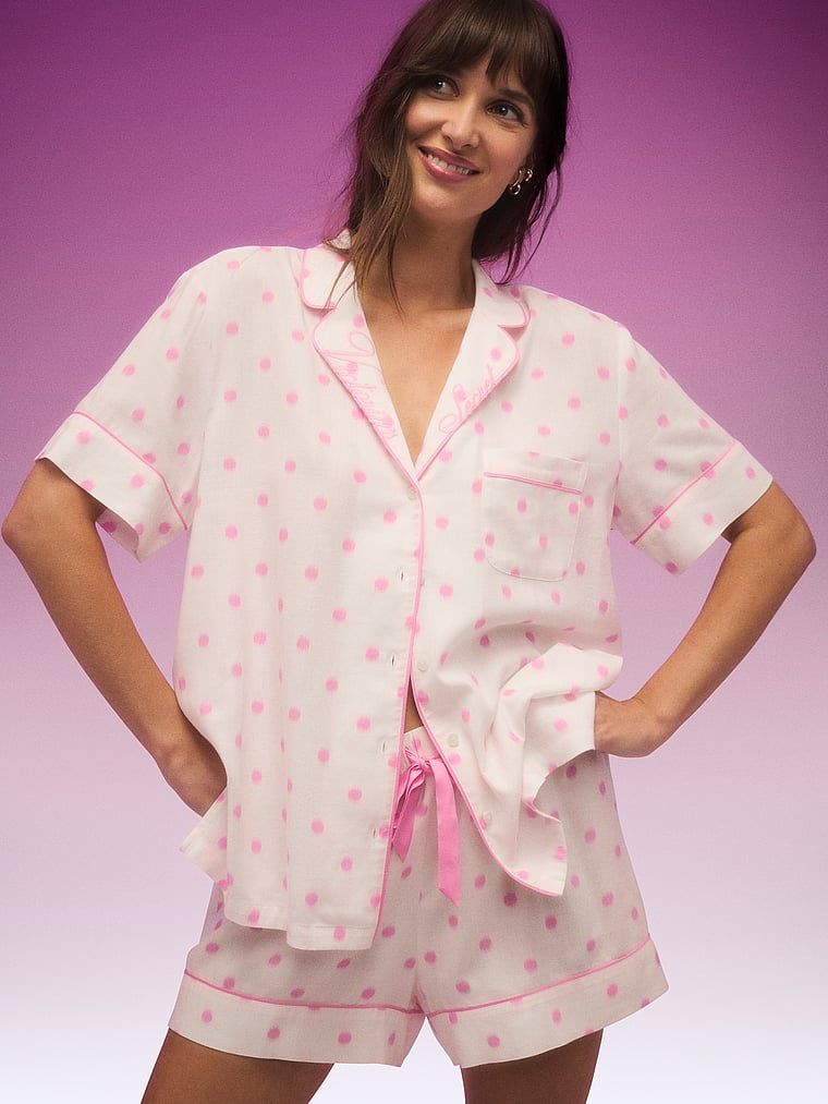 Pijamale din flanel cu pantaloni scurți. Produsul are o culoare cu model și provine din colecția Victoria's Secret.