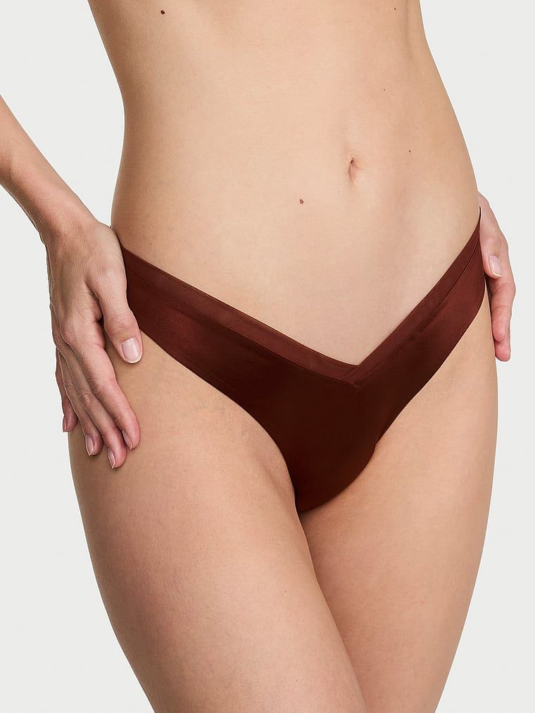 Tanga cu curele pe spatele Sheer Reveal. Produsul este modelat și provine din colecția Very Sexy.