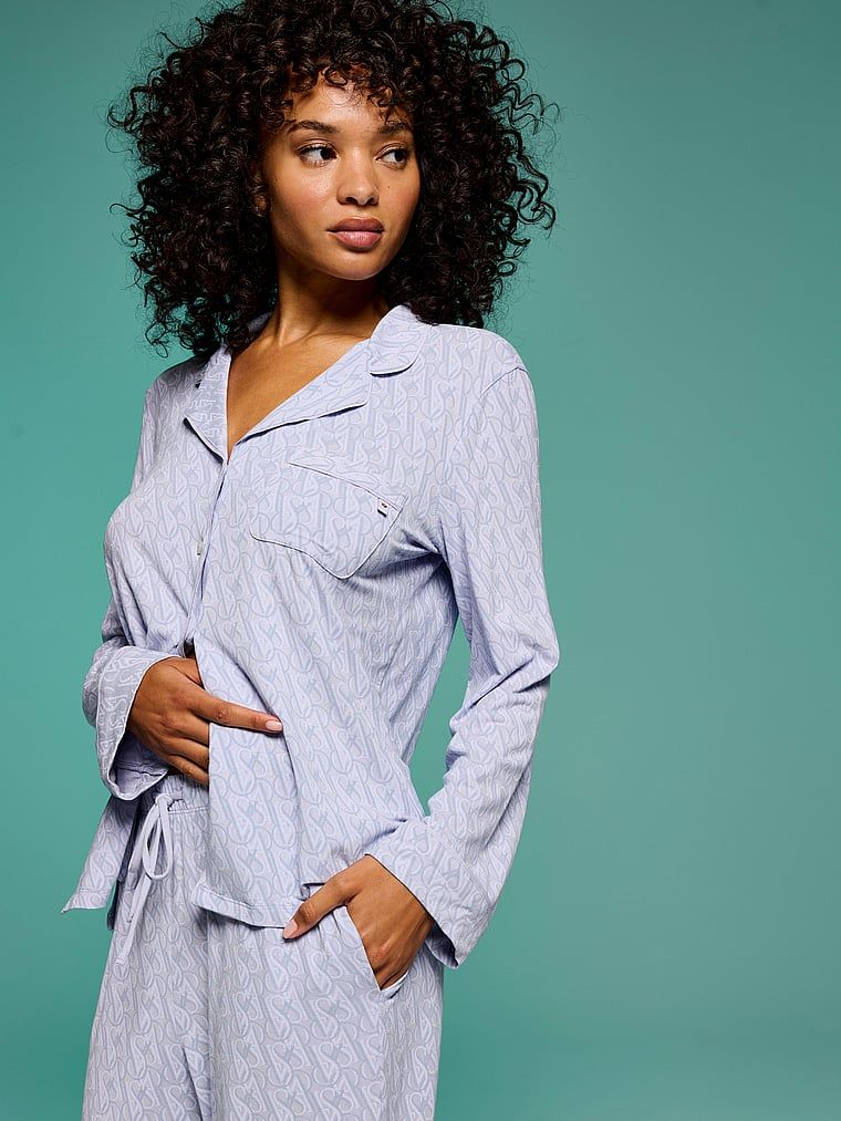 Pijamale făcute din SoSoft modal. Produsul este modelat și provine din colecția Victoria's Secret.