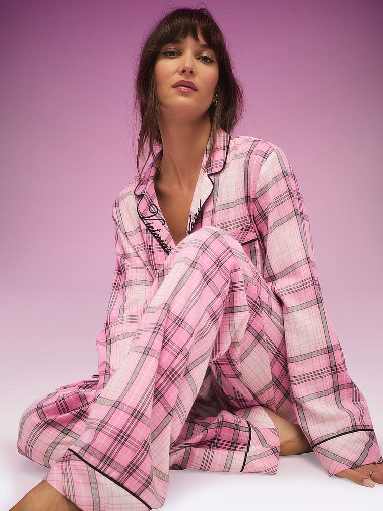 Pijamale din flanel cu pantaloni lungi. Produsul are o culoare cu model și provine din colecția Victoria's Secret.
