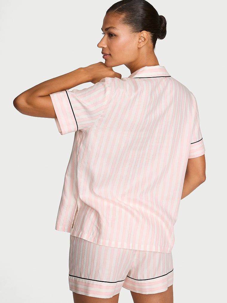 Pijamale din flanel cu pantaloni scurți. Produsul are o culoare cu model și provine din colecția Victoria's Secret.