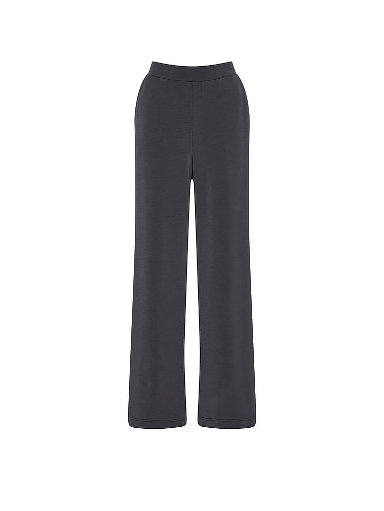 Pantaloni largi, ușor de pană. Produsul este negru și provine din colecția VSX.