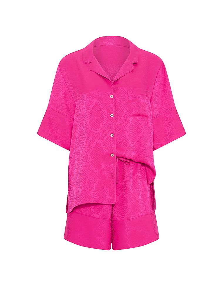Pijamale din satin cu pantaloni scurți Signature. Produsul este roz și provine din colecția Victoria's Secret.