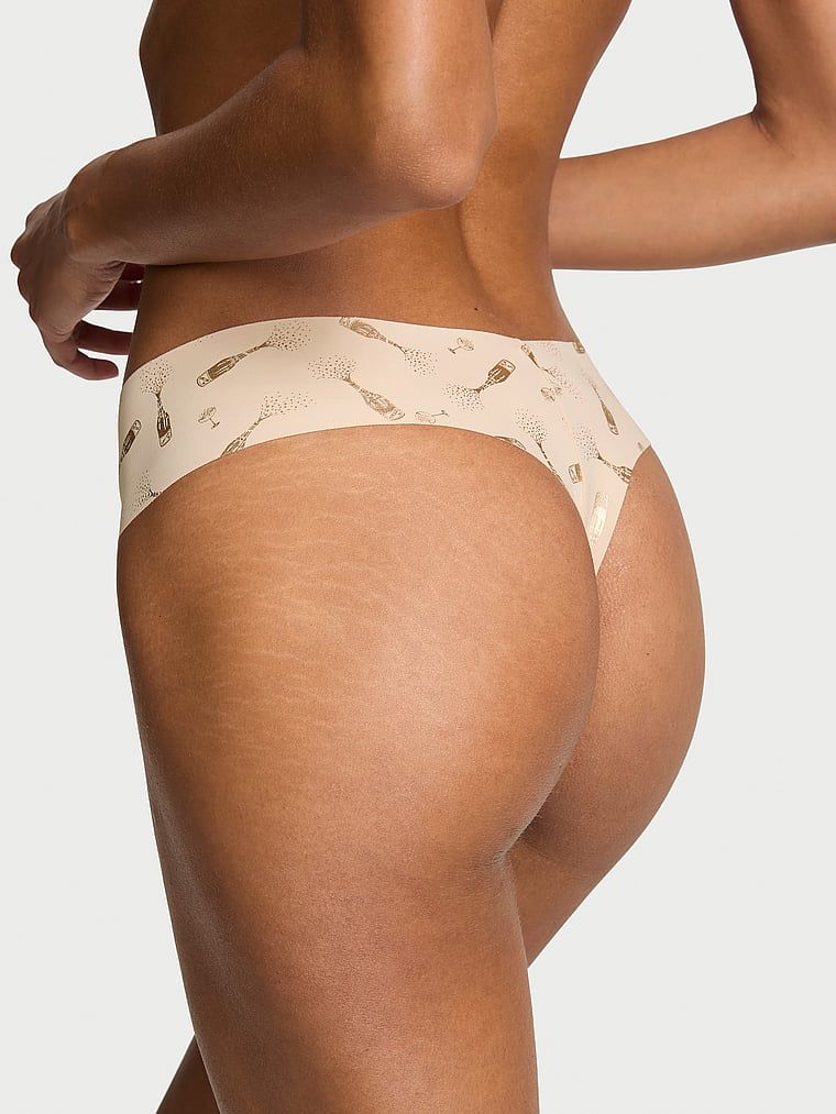 Tanga fără sudură fără prezentare. Produsul este modelat și provine din colecția No-Show.